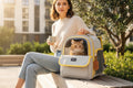 House of Tresse Buddy Backpack Plus: grauer Katzenrucksack mit Panoramafenster und gelben Akzenten, atmungsaktiv