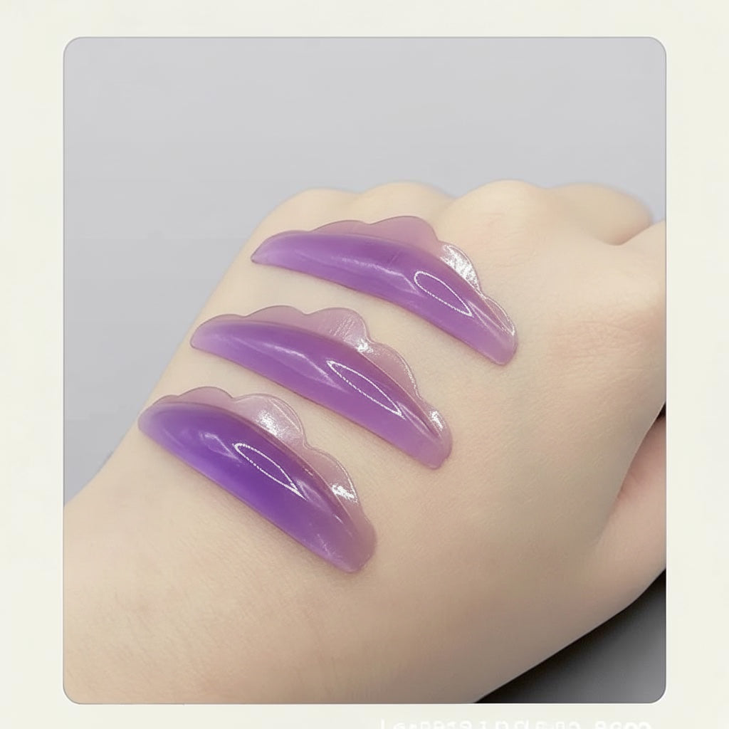 House of Tresse SilkyLift selbstklebende Silikonpads in Lila für ein professionelles Wimpernlifting auf einer Hand